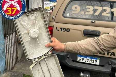 Capa: PM desinstala câmera clandestina no bairro do Curuzu