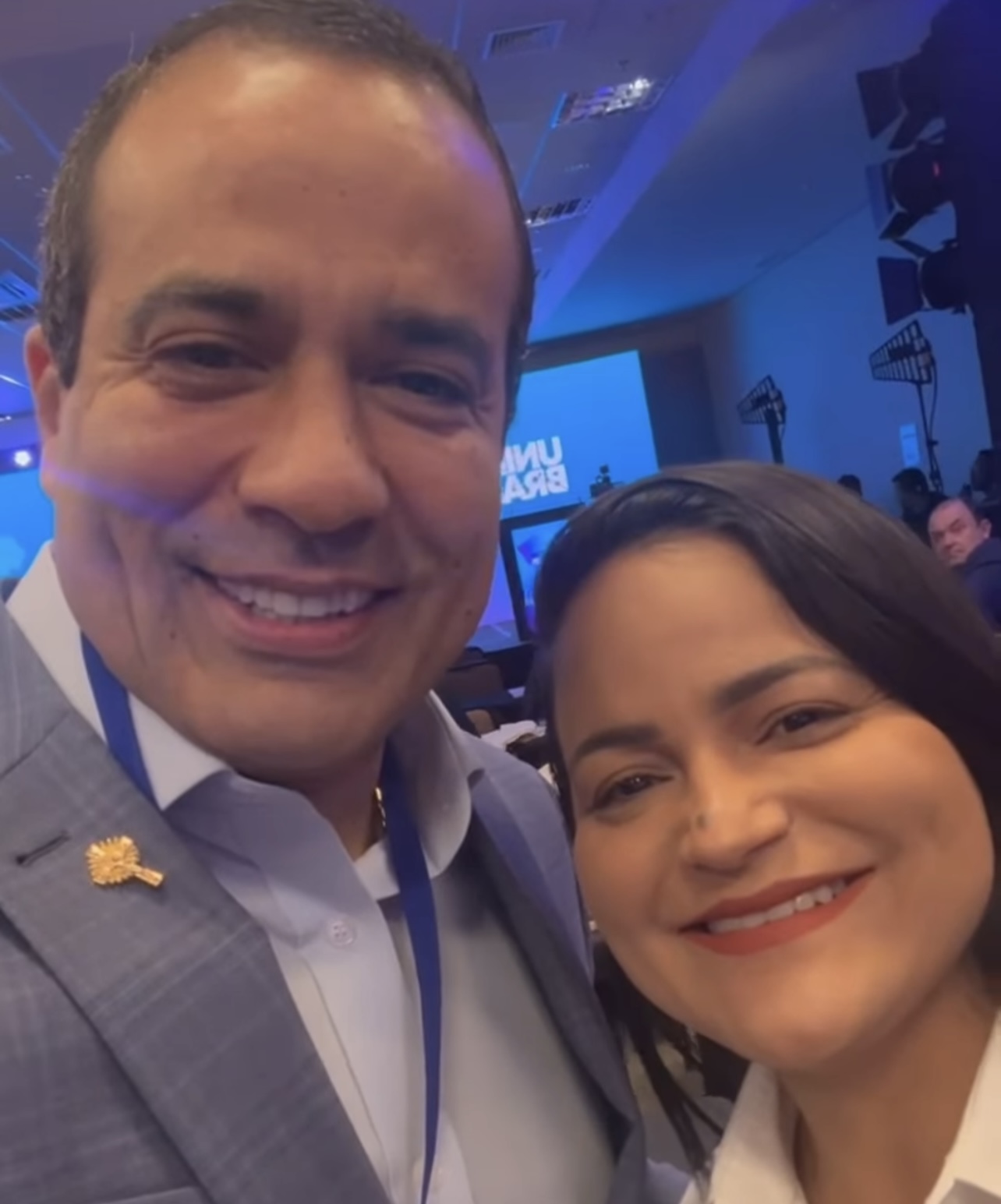 Capa: DIRETO DE BRASÍLIA: Débora Regis participa do congresso “Prefeito de Sucesso” ao lado de Bruno Reis; veja vídeo