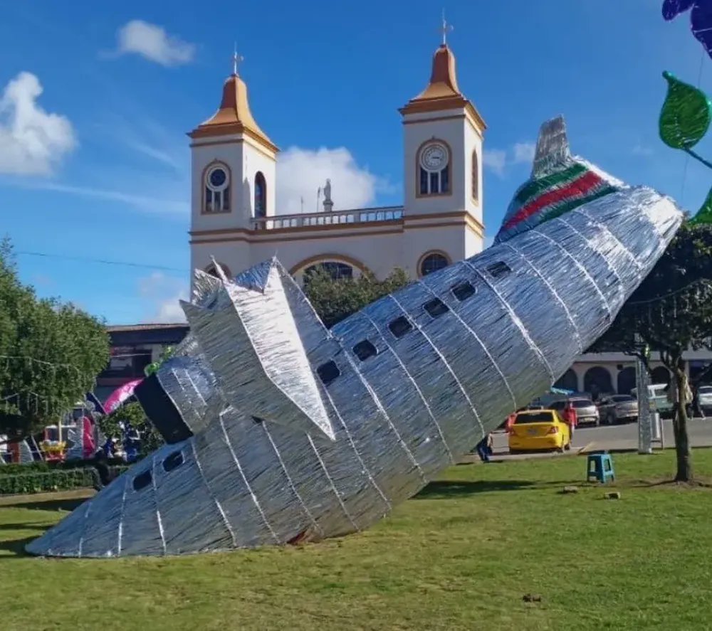 Capa: Cidade na Colômbia instala réplica de avião da Chapecoense para relembrar acidente e causa revolta em torcedores do time