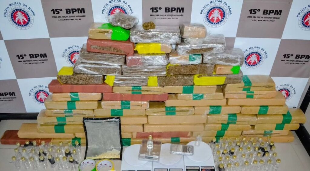 Capa: PM apreende 53 kg de maconha em Itabuna