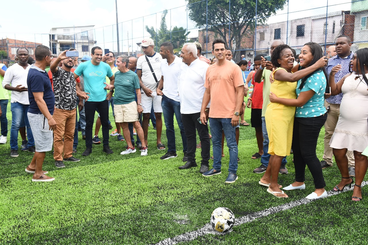 Capa: Prefeitura de Salvador inaugura campo com grama sintética no Rio Sena