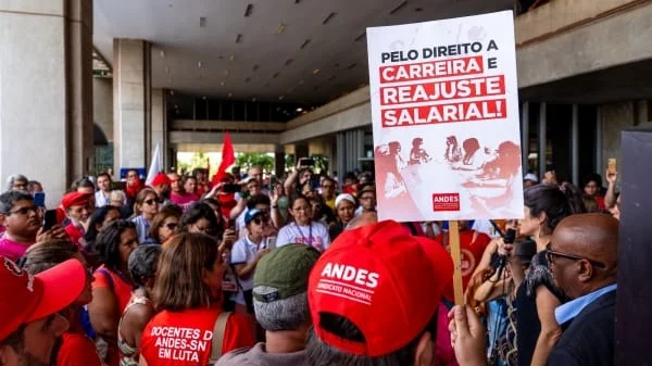 Capa: Professores de universidades e institutos federais entram em greve