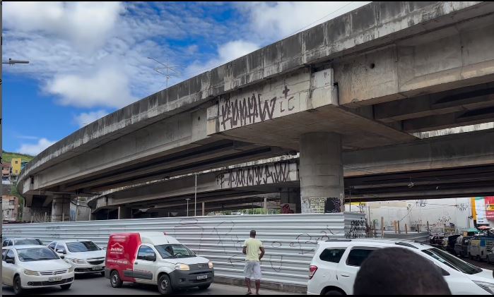 Capa: Populares clamam à prefeitura gradil e câmeras em viaduto que cães foram arremessados