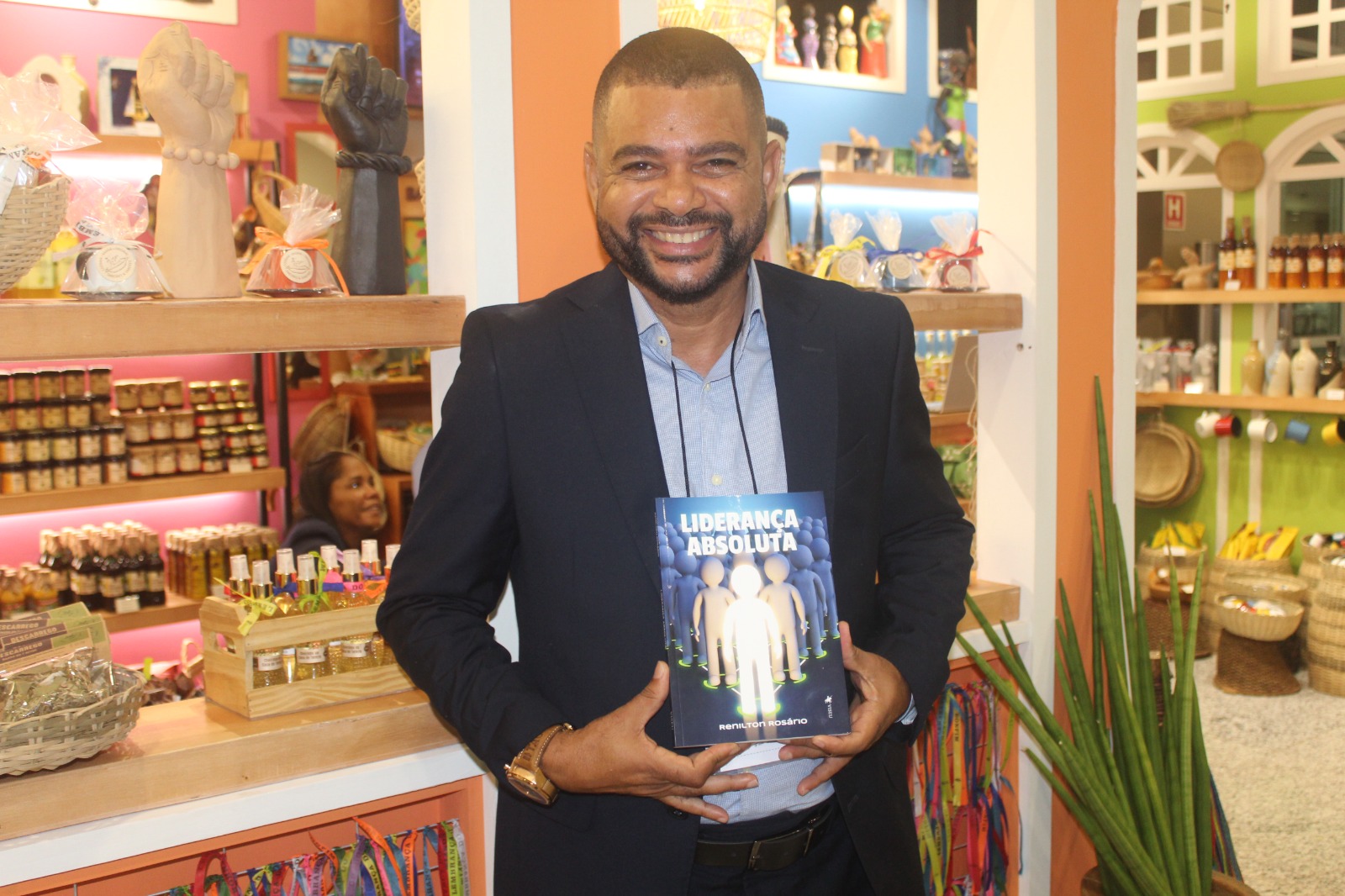 Capa: Renilton Rosário lança livro sobre liderança no Shopping Bela Vista em Salvador