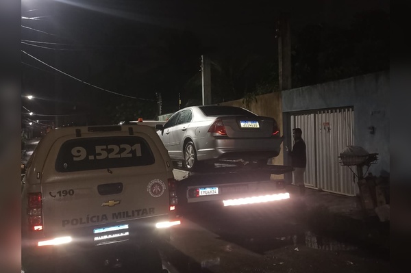 Capa: Carro roubado é recuperado pela PM em Lauro de Freitas