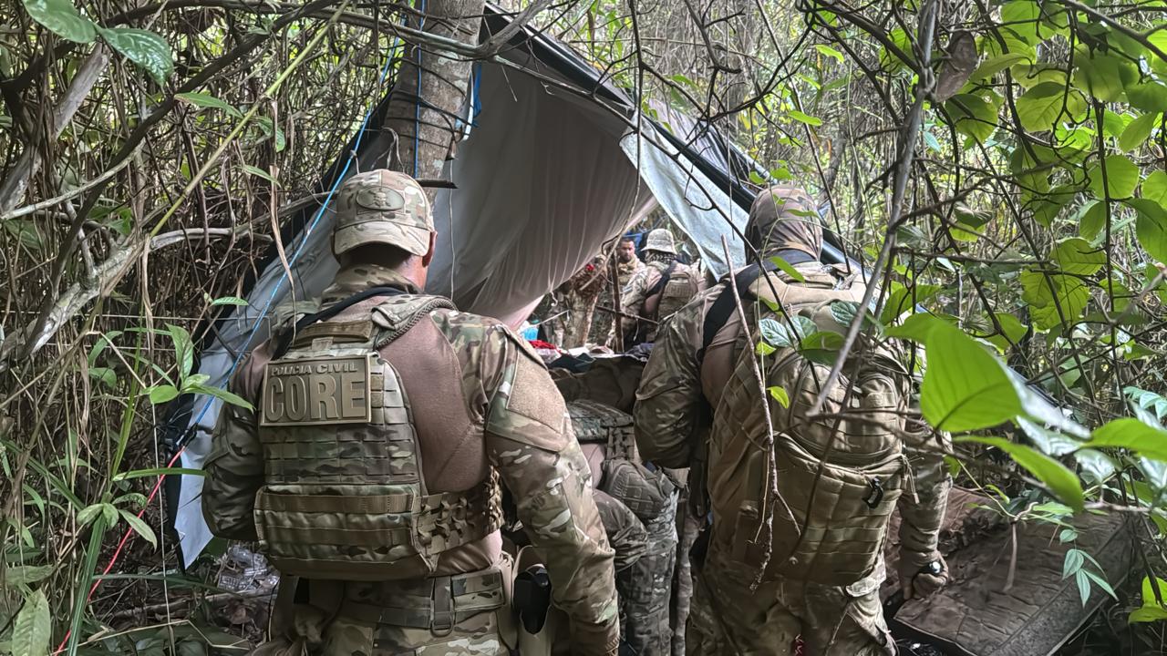 Capa: Ação integrada das polícias Federal, Civil e Militar desmonta acampamentos de traficantes em Maragogipe