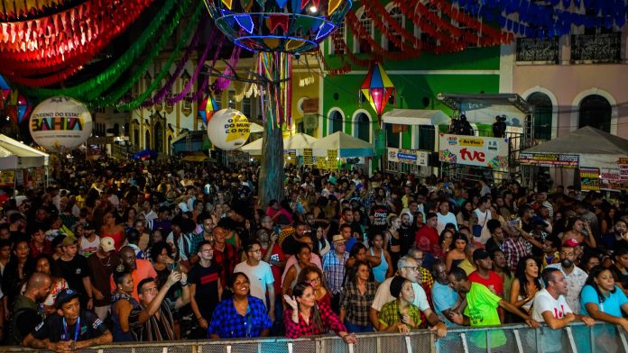 Capa: Terreiro de Jesus fecha comemorações com diversidade de público