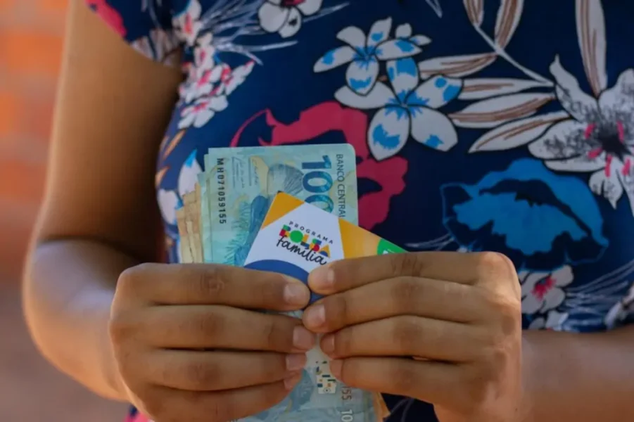 Capa: Caixa paga Bolsa Família a beneficiários com NIS de final 7