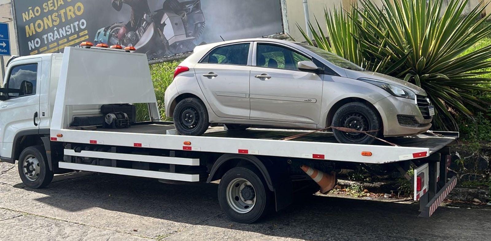 Capa: PM recupera veículo com restrição de roubo em Valéria