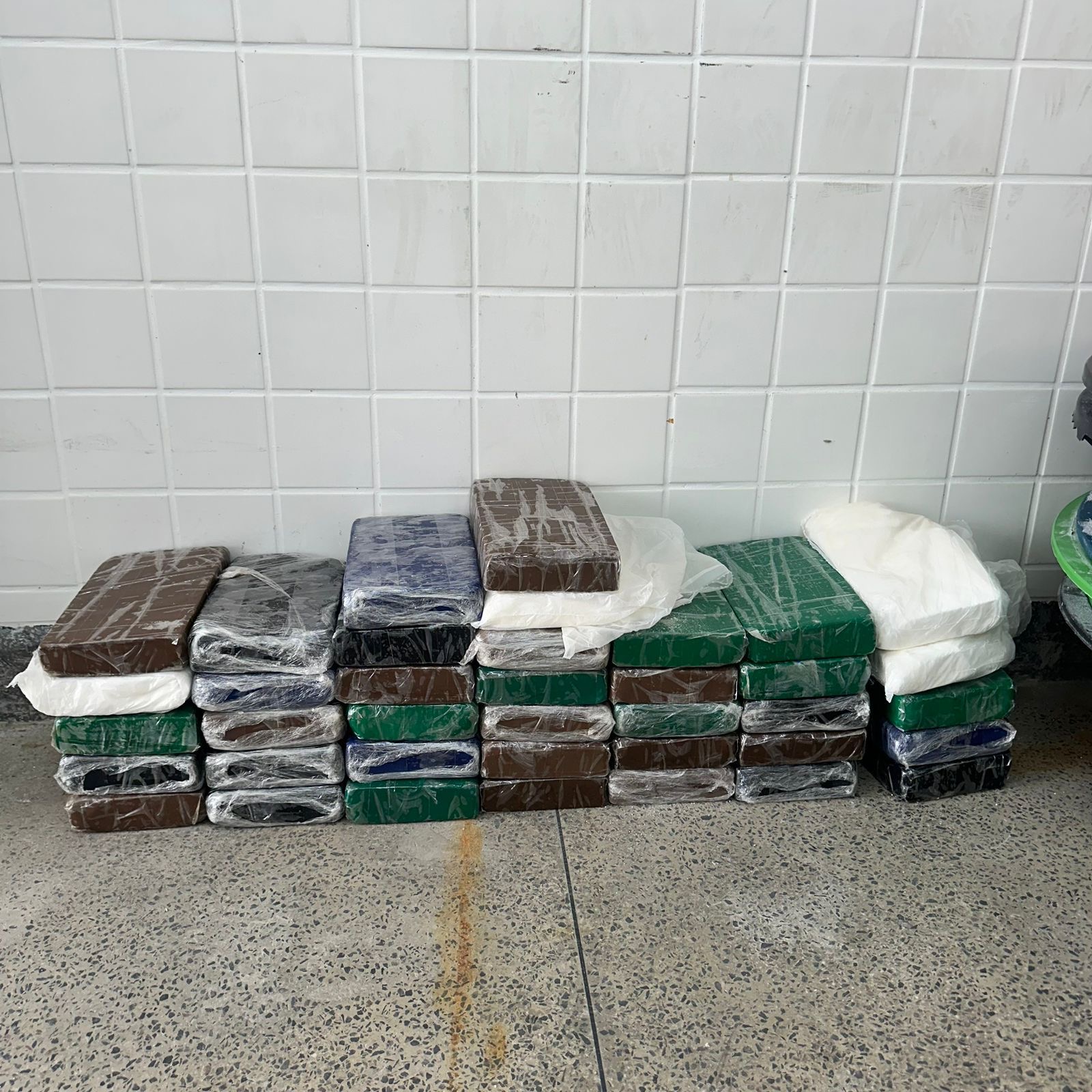 Capa: PM desmonta laboratório de droga com 40 kg de cocaína em Feira de Santana