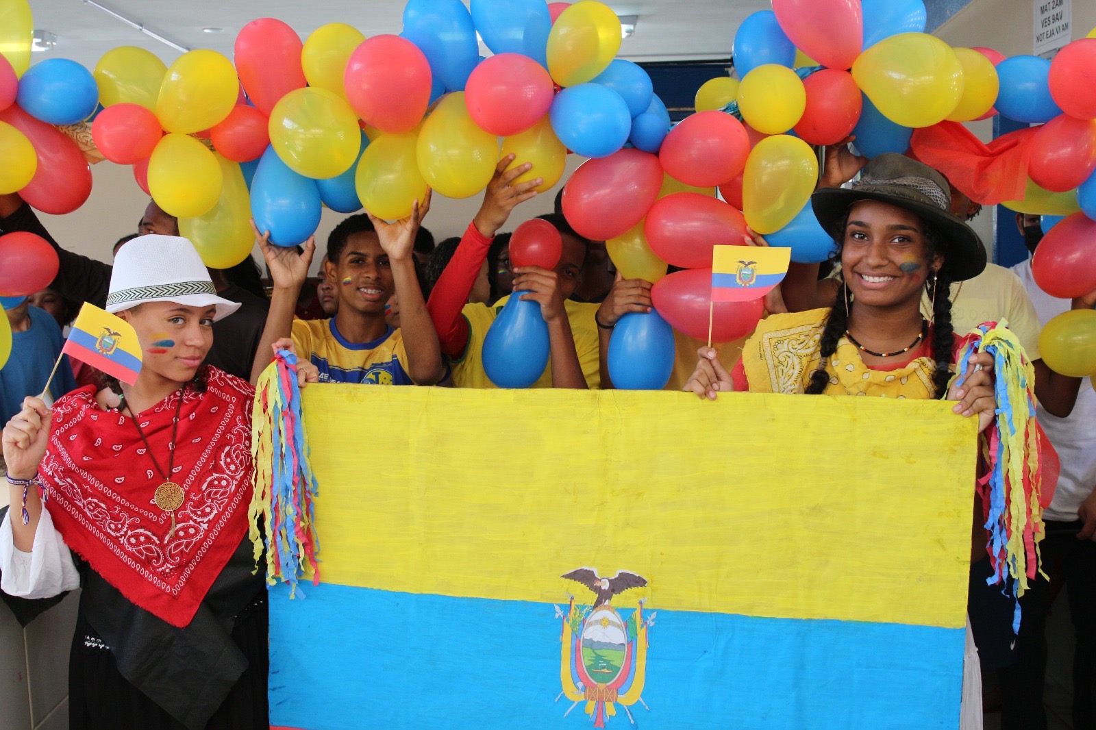 Capa: Estudantes da rede estadual de Salvador simulam desfile de abertura das Olimpíadas de Paris 2024, na escola