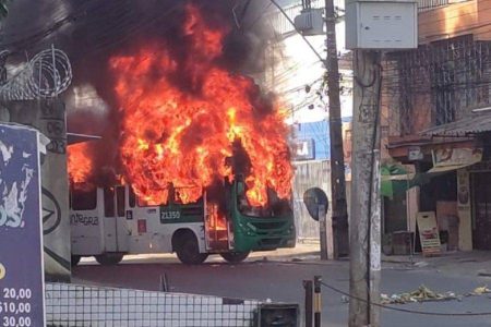 Capa: Policiamento é reforçado após grupo incendiar ônibus no Cabula