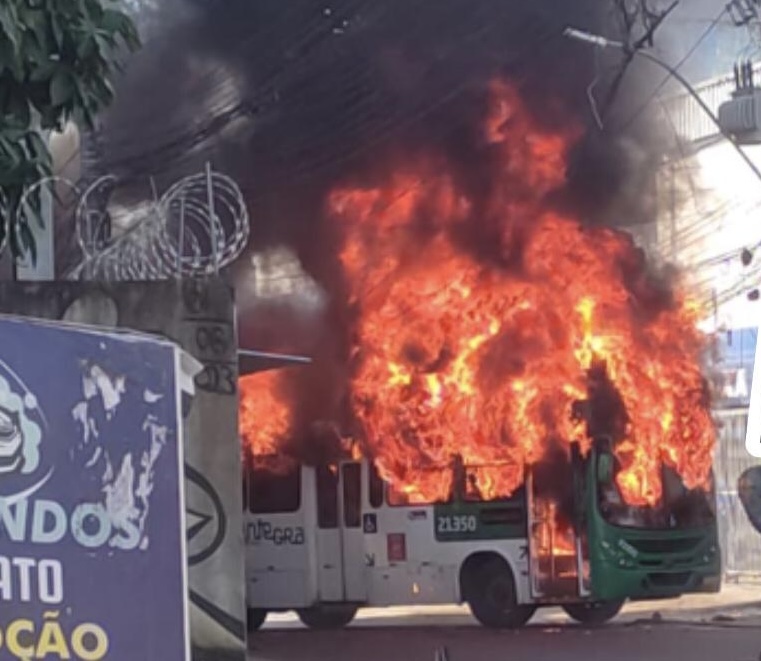 Capa: Homens que atearam fogo em ônibus na Estrada das Barreiras são soltos em audiência de custódia. PM lamenta: “Esperava punição”