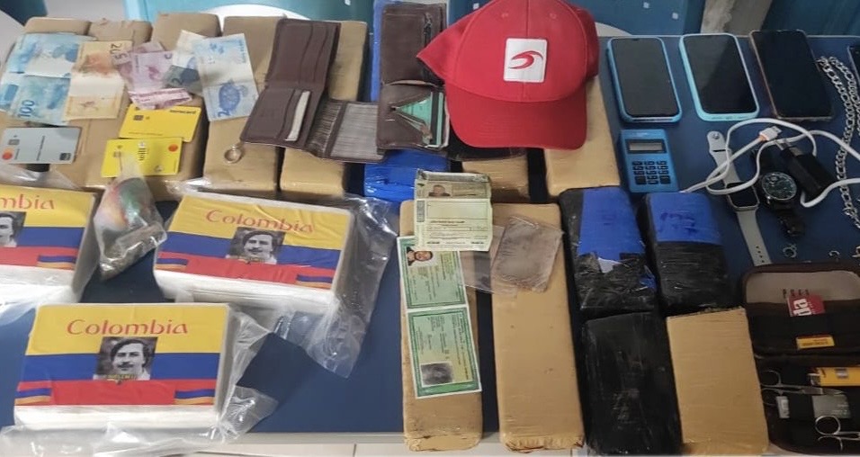 Capa: Drogas com marca de Pablo Escobar apreendidas pela Polícia Rodoviária na BA-233