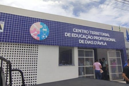 Capa: Estudante tenta atacar colega com faca em escola na RMS