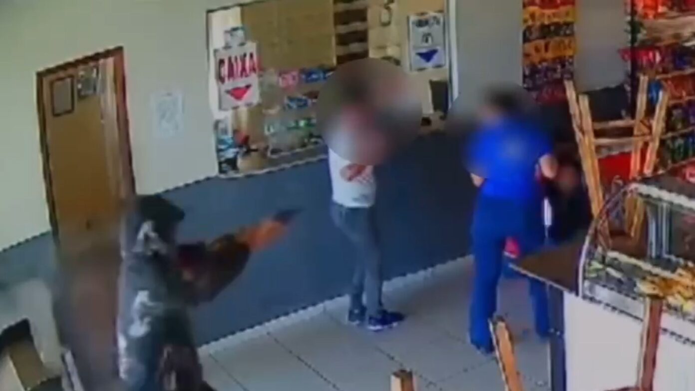 Capa: Câmeras de segurança flagram momento em que homem é executado a tiros no interior da Bahia; veja vídeo