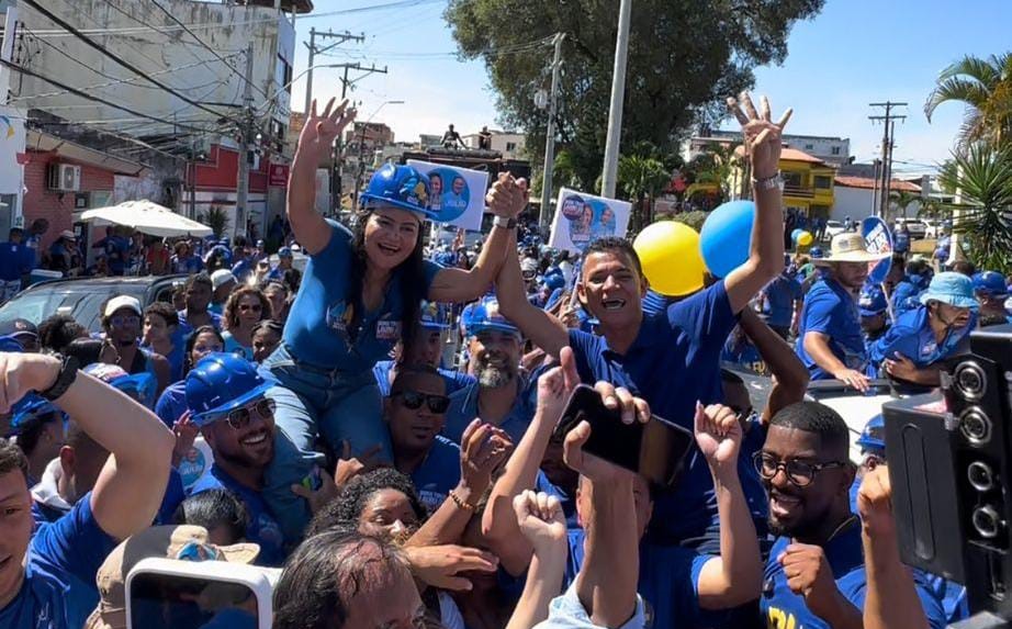 Capa: Débora Régis destaca onda azul em caminhada para celebrar aniversário de Lauro de Freitas: “Confiança e esperança no nosso projeto”