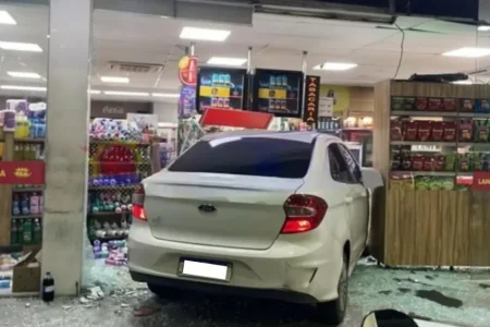 Capa: Carro invade loja de conveniência na Paralela