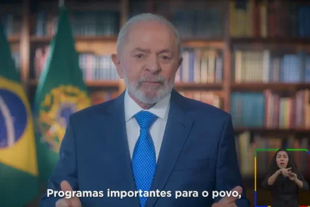 Capa: “Mundo voltou a acreditar no Brasil”, afirma Lula em pronunciamento nacional