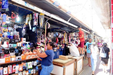 Capa: Ambulantes do Camelódromo Portão da Piedade ganham novas barracas