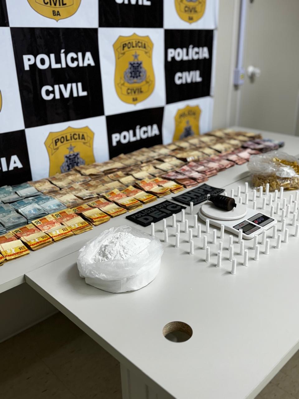 Capa: BAQUE NO CV! Operação da Polícia Civil em Tancredo Neves apreende R$ 180 mil e um quilo de cocaína