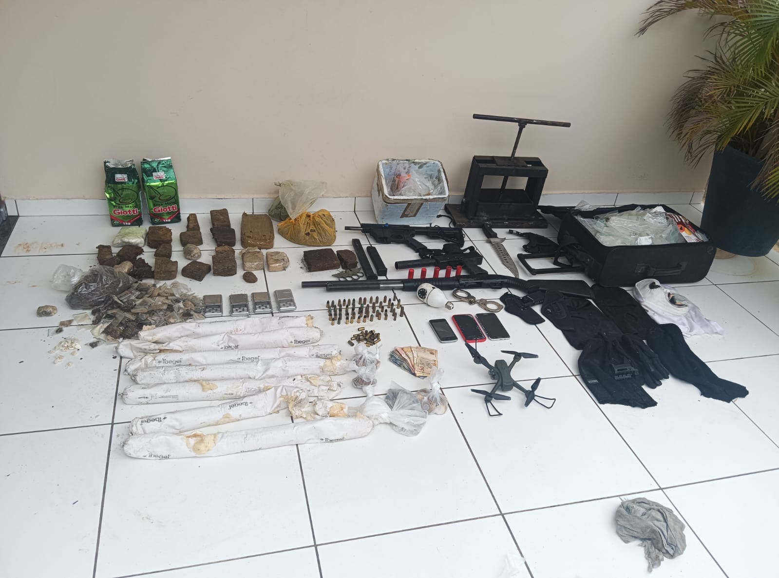 Capa: PMs da Bahia e de Minas Gerais apreendem armas, drone e drogas em Cândido Sales