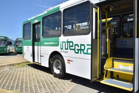 Capa: Ônibus são suspensos na Engomadeira na manhã desta terça-feira