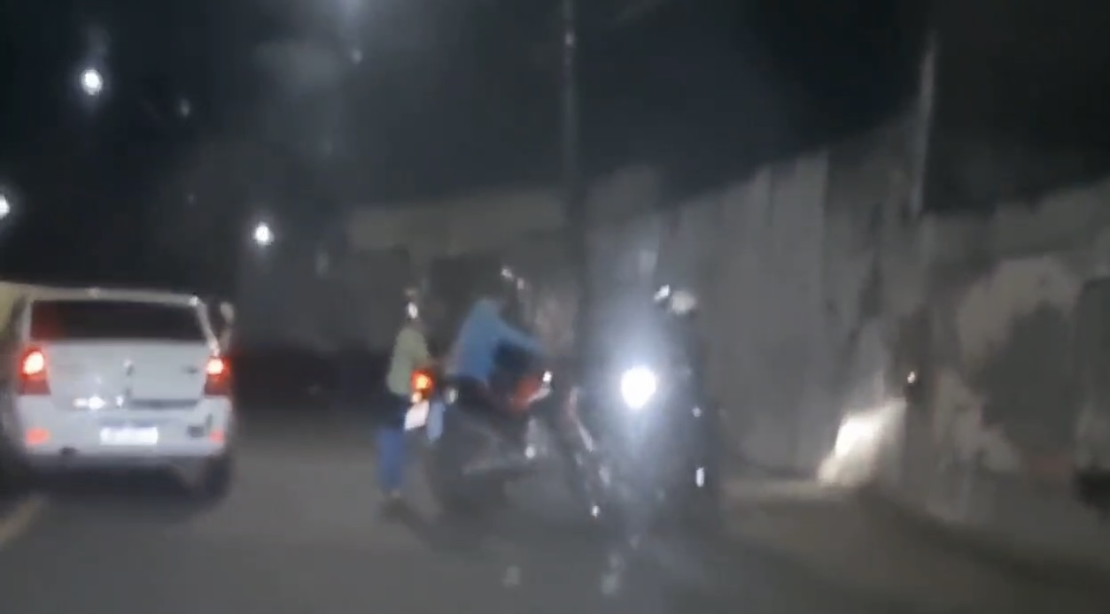 Capa: VÍDEO! Bandidos são flagrados roubando moto de trabalhador no bairro de Castelo Branco