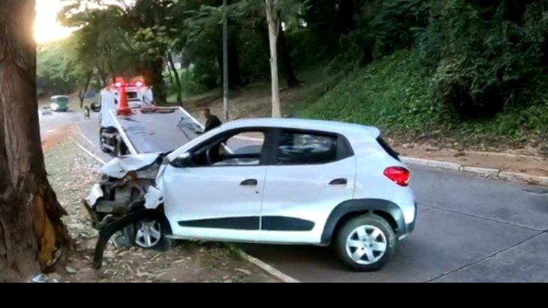 Capa: Destruído após bater em árvore, veículo é abandonado no Vale do Canela em Salvador