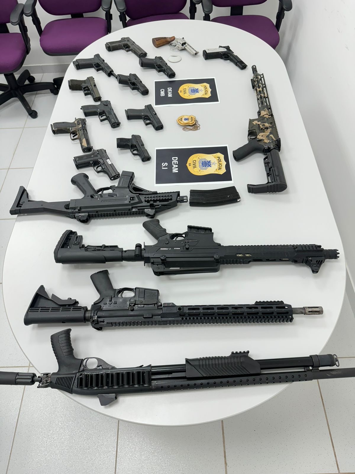 Capa: Polícia Civil apreende três fuzis e mais 16 armas de fogo em Salvador