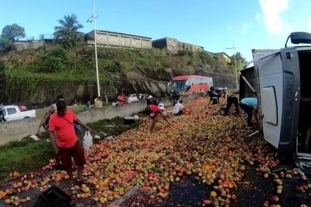 Capa: Caminhão carregado de frutas tomba na BR-324 e bloqueia pista em Pirajá