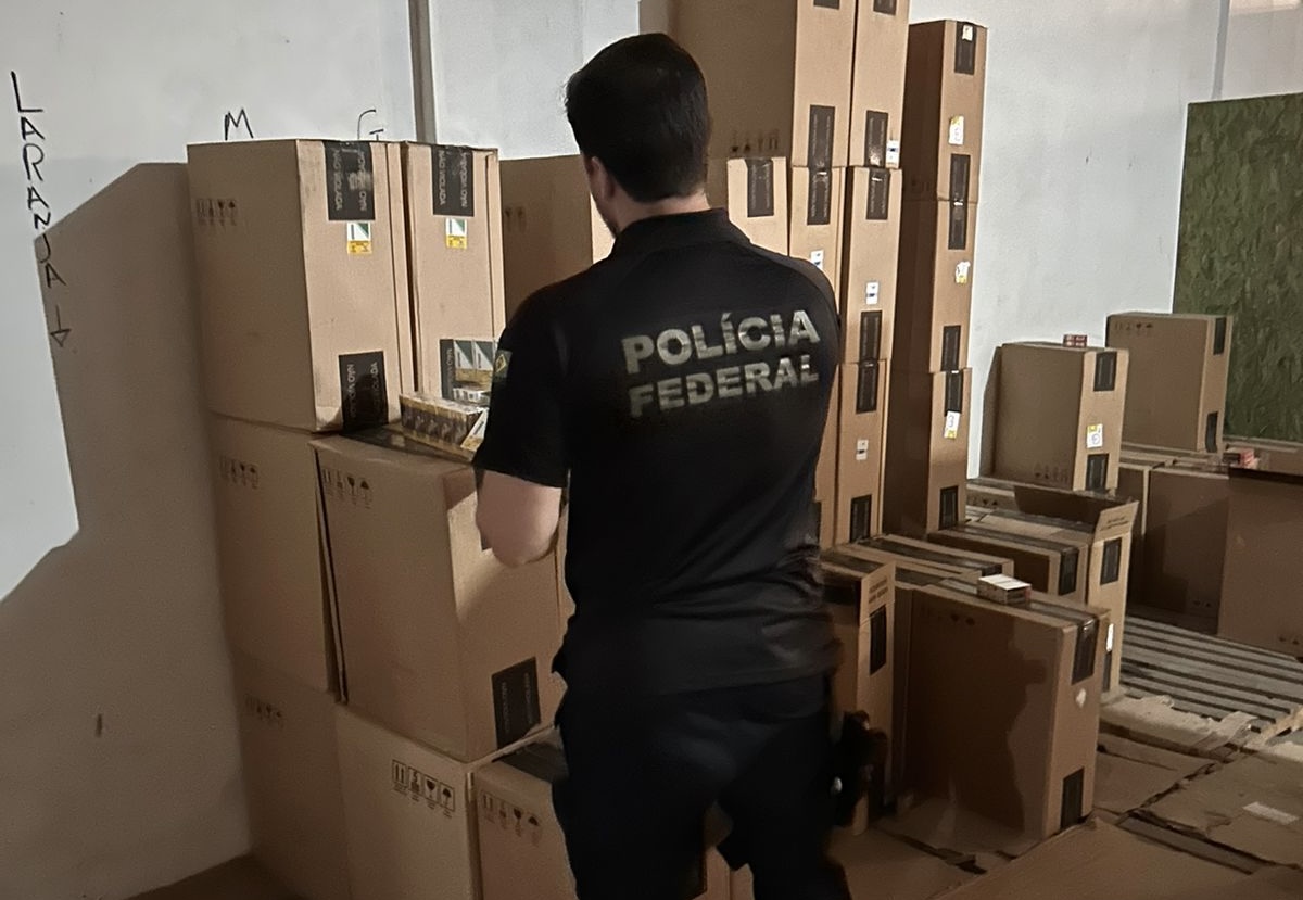 Capa: Polícia Federal deflagra operações policiais em combate ao contrabando decigarros em Salvador e Feira de Santana