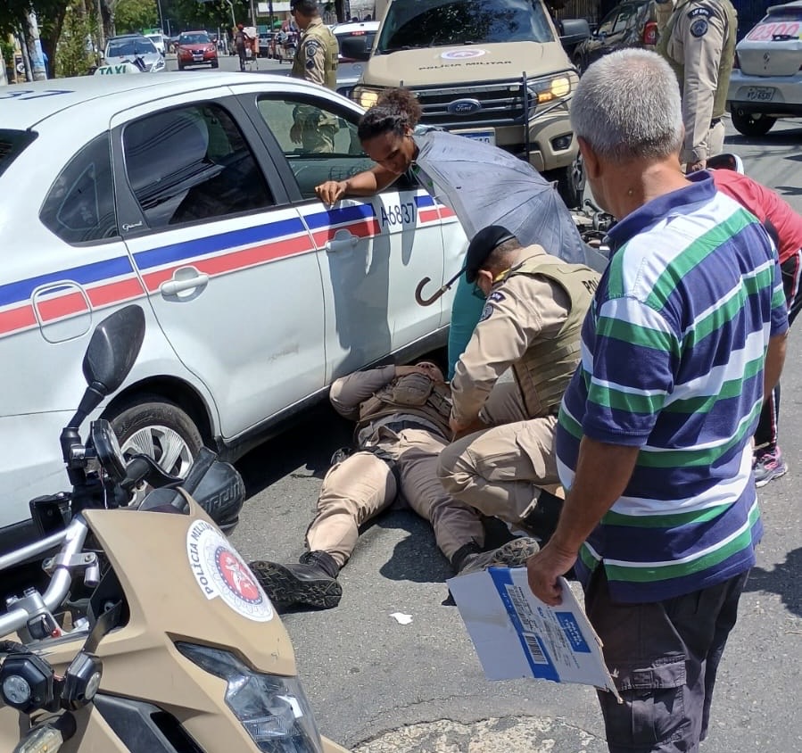 Capa: Policial militar que perseguia bandidos em moto é atingido por táxi em Nazaré