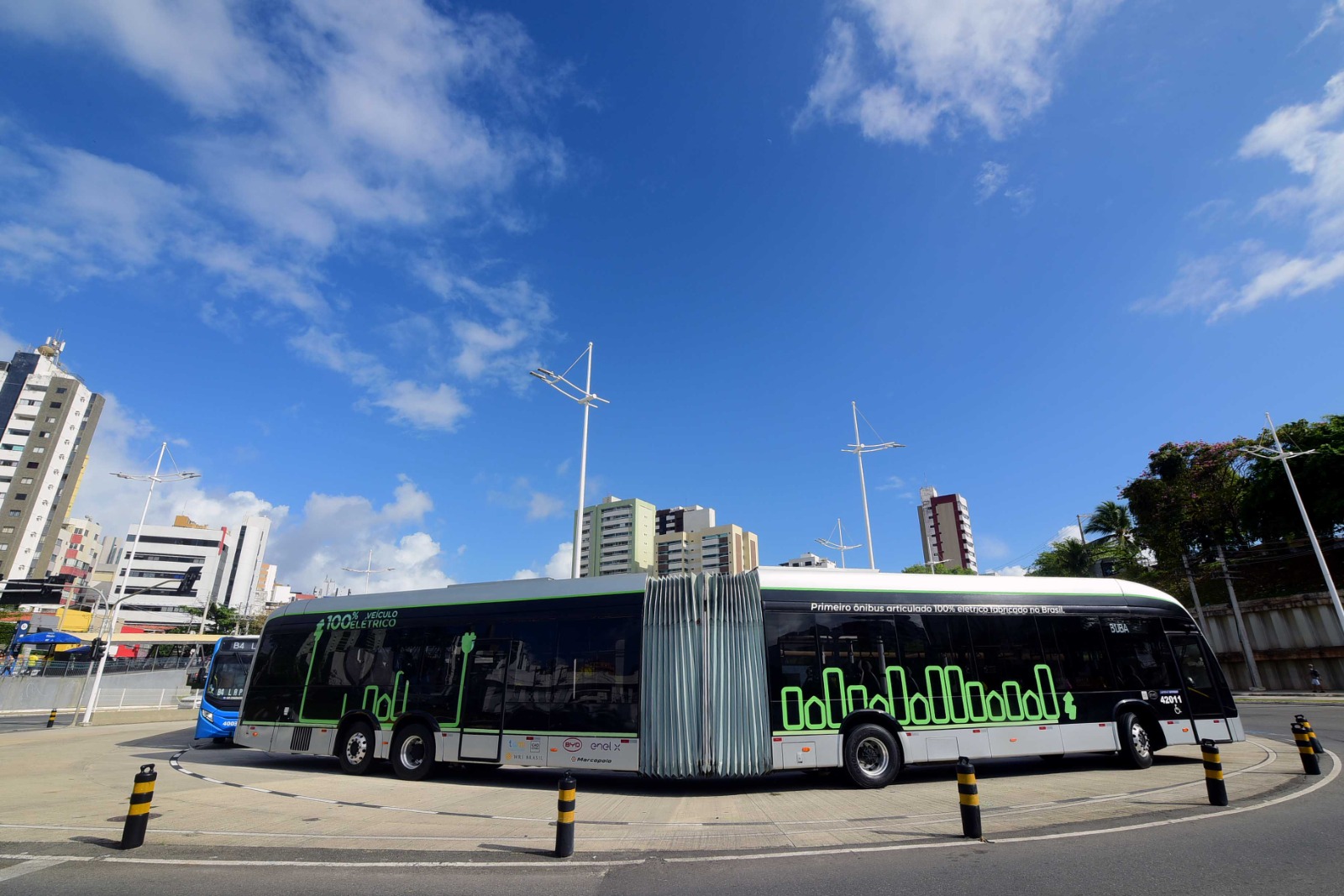 Capa: BRT Salvador testa primeiro ônibus articulado com capacidade para mais de 150 passageiros