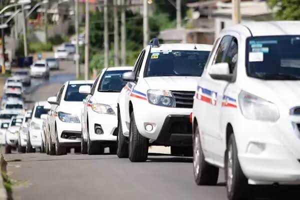 Capa: PICARETAGEM! Taxista cobra R$ 7,5 mil de turista italiana do Aeroporto de Salvador ao Centro