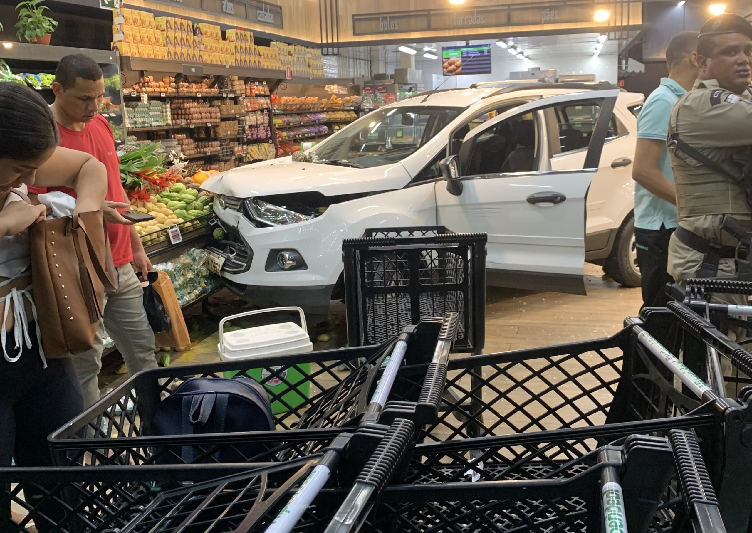 Capa: Após ter BMW incendiada e ajuda negada por segurança, homem invade supermercado com outro carro