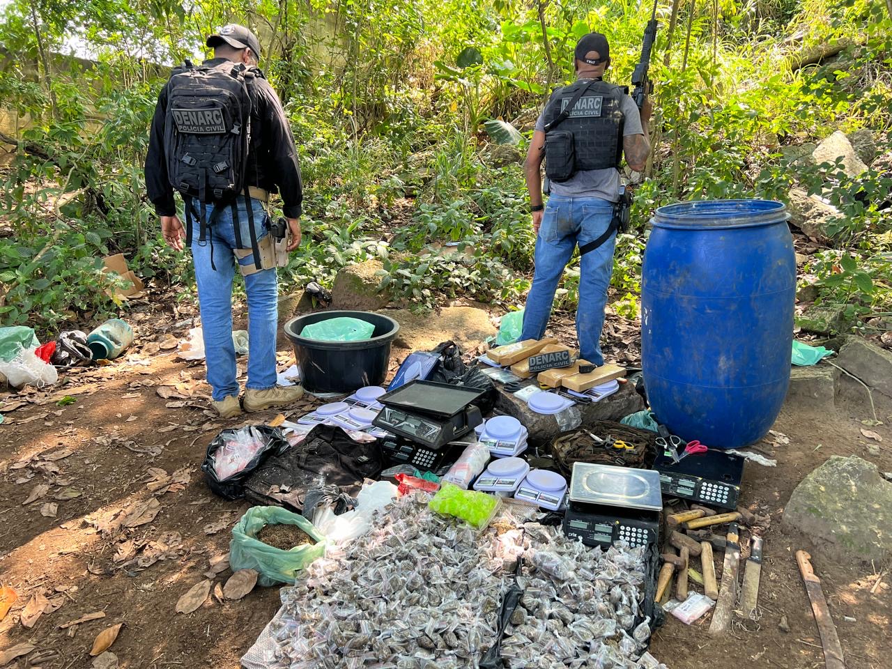 Capa: Polícia Civil apreende drogas no bairro da Engomadeira