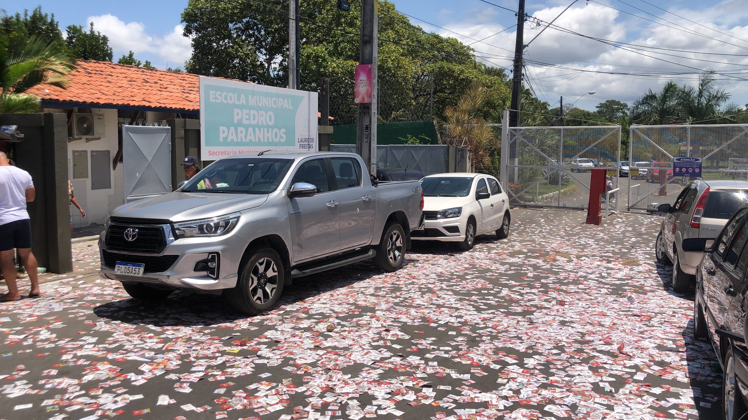 Capa: Bairro de Portão em Lauro de Freitas, não tem propaganda de Débora Régis; candidata teria sido impedida pela criminalidade de fazer campanha