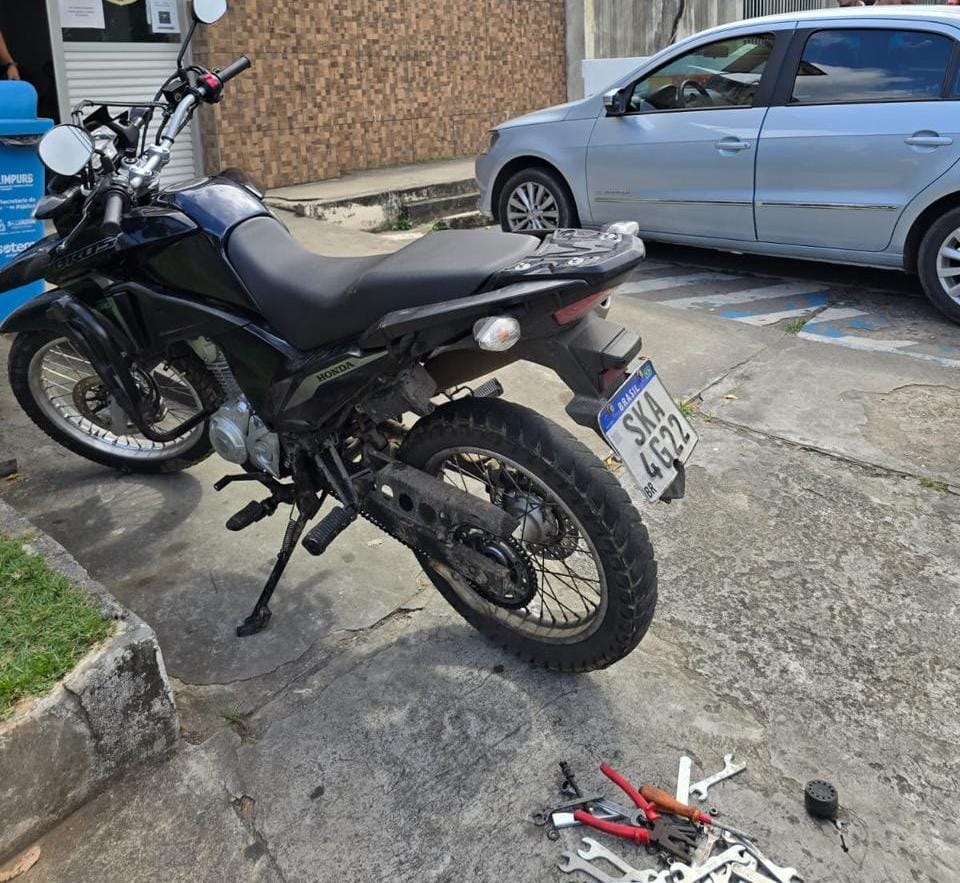 Capa: Moto roubada é recuperada pela PM na Liberdade