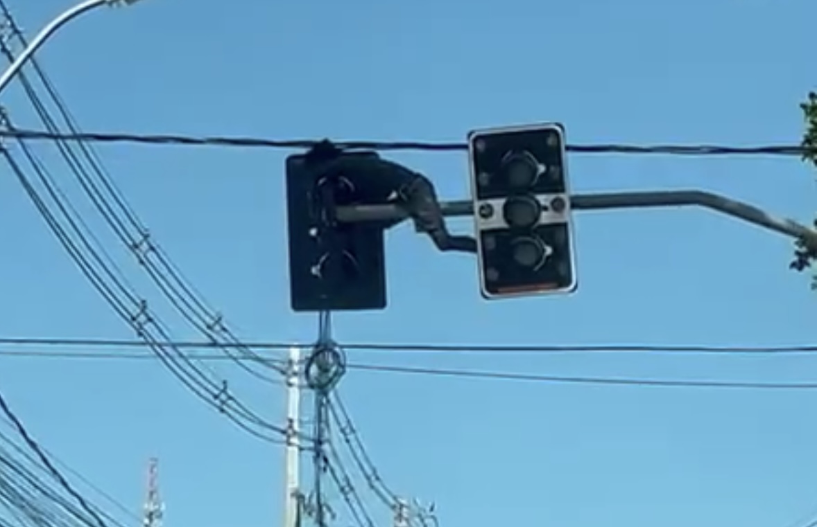 Capa: Homem é flagrado pendurado em semáforo na Avenida Jorge Amado furtando fios