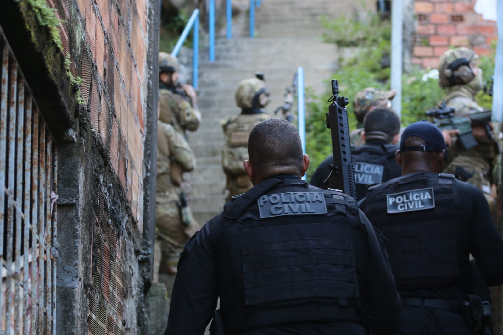 Capa: Gerente de facção que atua no bairro de Cosme de Farias tenta se esconder em culto religioso, mas acaba capturado