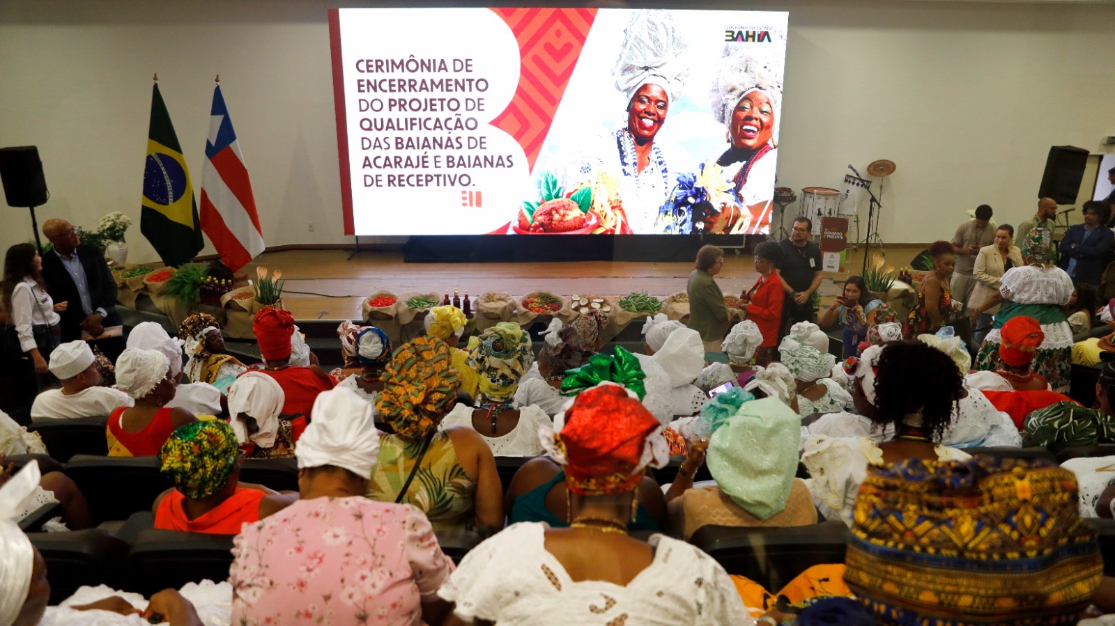 Capa: Baianas de acarajé e de receptivo recebem certificado de capacitação do Governo do Estado