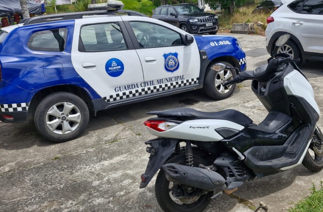 Capa: Homem é preso com drogas e motocicleta roubada após tentativa de suborno