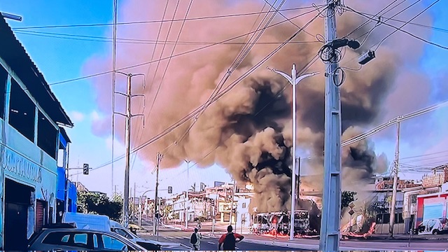 Capa: PANE ELÉTRICA: Ônibus pega fogo no bairro do Lobato