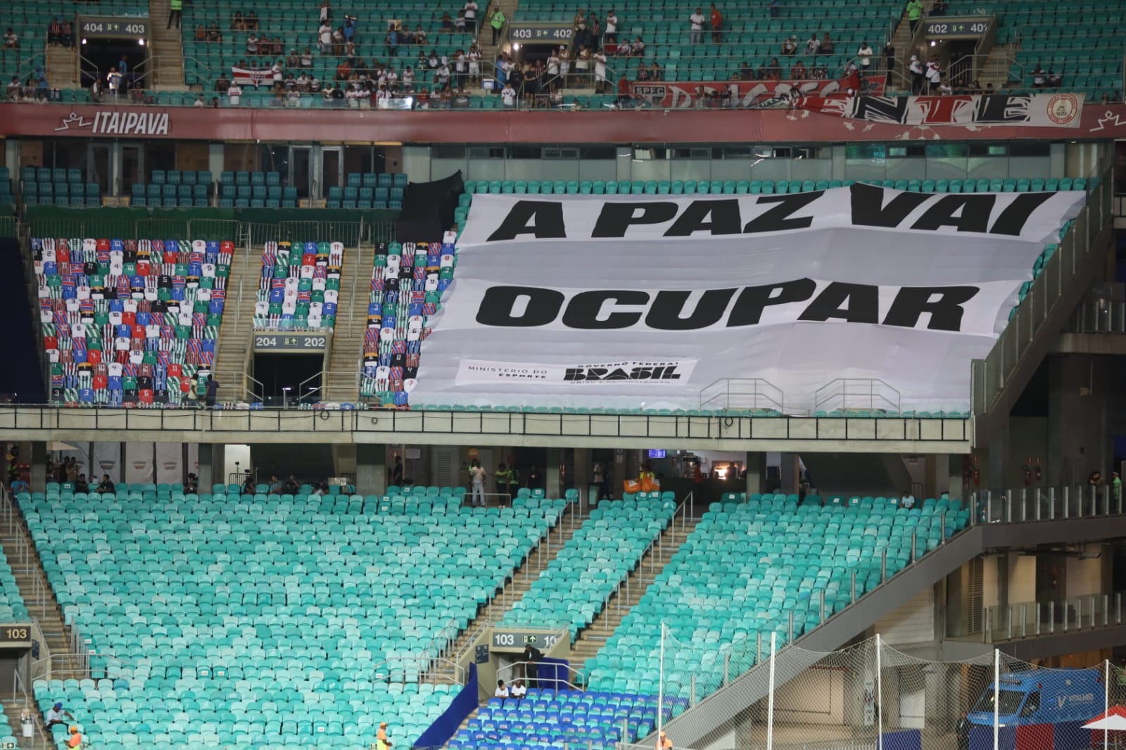 Capa: Ação simbólica na Arena Fonte Nova promove campanha pela paz no futebol