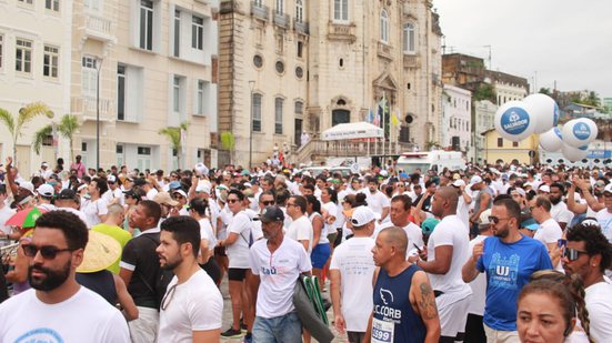 Capa: Lavagem do Bonfim: Multidão aguarda início dos cortejos na Cidade Baixa